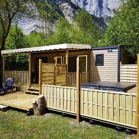 Готель Camping Le Colporteur Ле-Бур-д'Уазан Екстер'єр фото