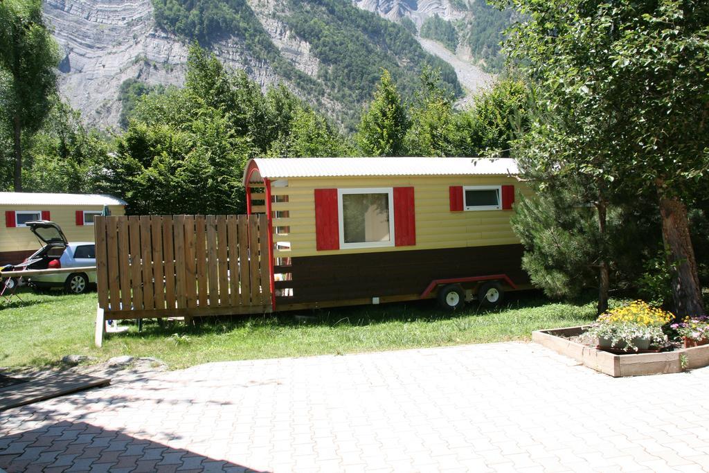 Готель Camping Le Colporteur Ле-Бур-д'Уазан Екстер'єр фото