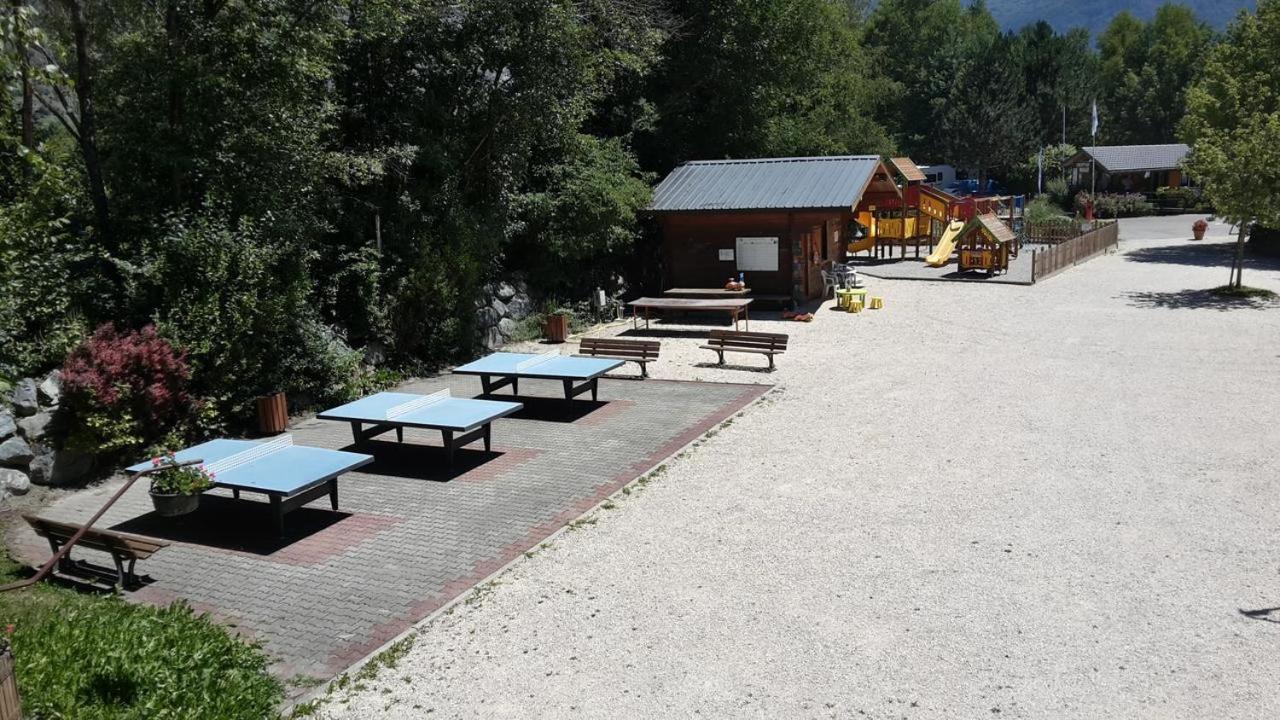 Готель Camping Le Colporteur Ле-Бур-д'Уазан Екстер'єр фото